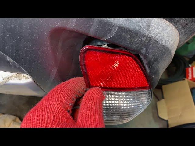 Rear backup lamp replacement on Mitsubishi Outlander 3