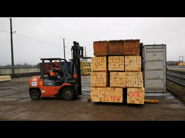 ПОГРУЗКА ПИЛОМАТЕРИАЛА. Погрузка ПИЛОМАТЕРИАЛА в ЖД КОНТЕЙНЕР. (Видео Техпроцесс)