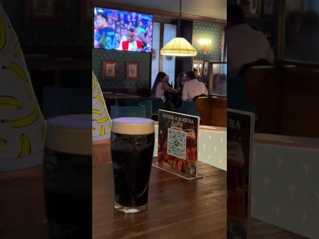 Irish Pub в Валенсії, по справжньому смачній стаут і пінка і смак #food #valenciafood #pub #beer