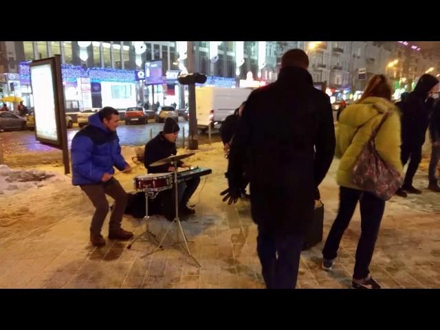 Київ, метро Олімпійська. Веселі вуличні музиканти/ Kyiv street musicians