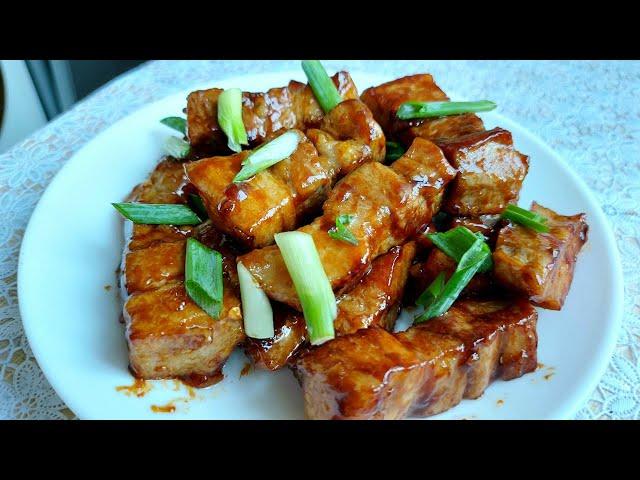 Pork belly CHINESE STYLE can be cooked EVERY DAY. Pork belly in a pan.