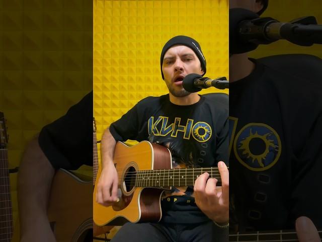 Парень очень круто поёт Цоя
