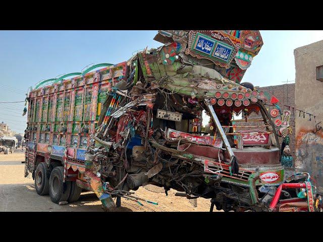 Pakistani Truck was in such a bad Condition due to the Accident that | The Mechanic Fixed it