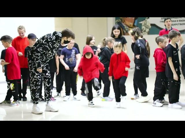 Little kids Dancing AWESOME SHUFFLE DANCE TUZELITY Дети Повторили Танец !