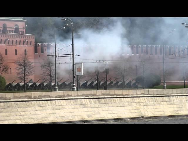 Артиллерийский залп пушки возле Кремля Взвод Салютный