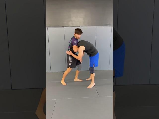 SIMPLE Guillotine Set Up From The Feet #Guillotine #BeginnerJiuJitsu #SubmissionSetup #Submissions