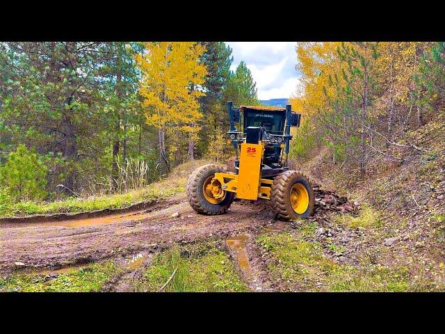 John Deere 670 Grader Almost Got Stuck in Mud While Repairing Creek #johndeere #grader