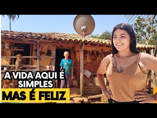 A VIDA SIMPLES no SERTÃO DE GOIAS... Ele vive em uma casa de mais de 100 anos e é feliz aqui