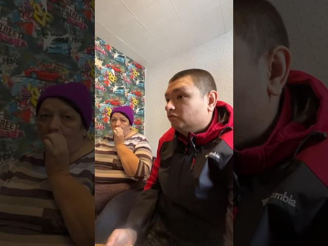 Руслан Гительман и Мама Руслан Гительман обедают в комнате у Мамы трубочками с кремом #гительман