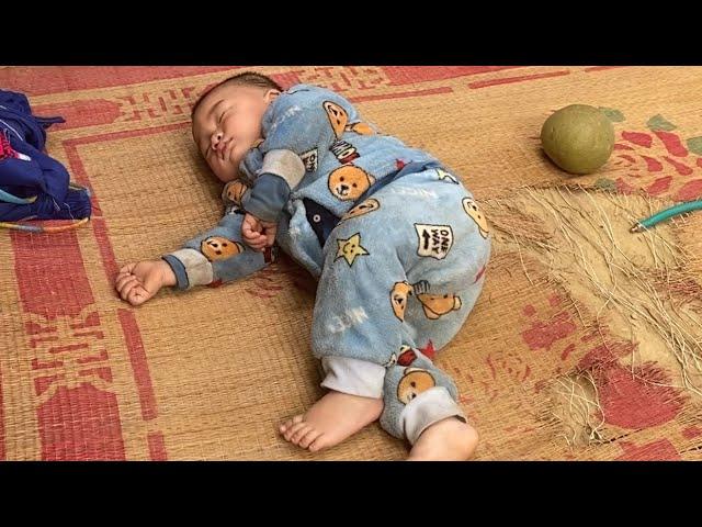 Single mother taking care of baby, building bamboo house alone Ly Tieu Mai