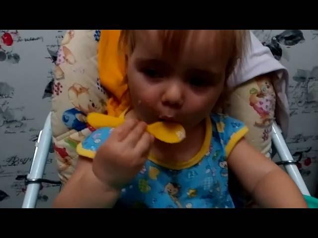 Кушаем кашу первый раз ложкой. Spoon to eat porridge for the first time