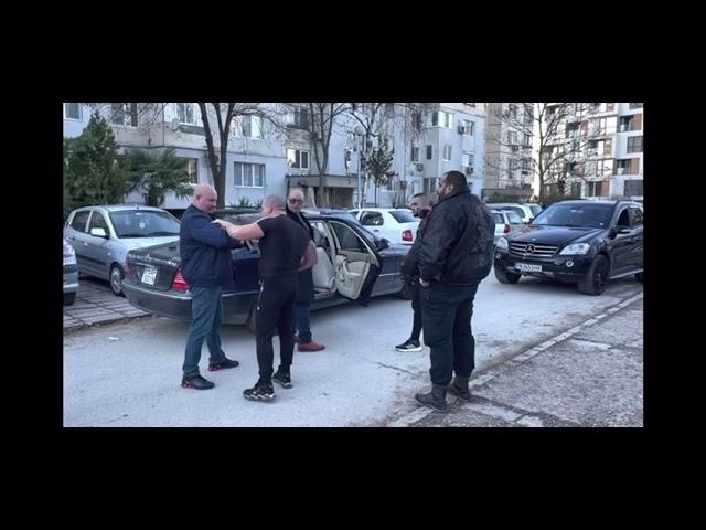 ТОШО КУКАТА СЕ КАРА НА ПОДЧИНЕН И ПОКАЗВА КАК СЕ ДЪРЖИ ПЛАСТМАСОВ АВТОМАТ