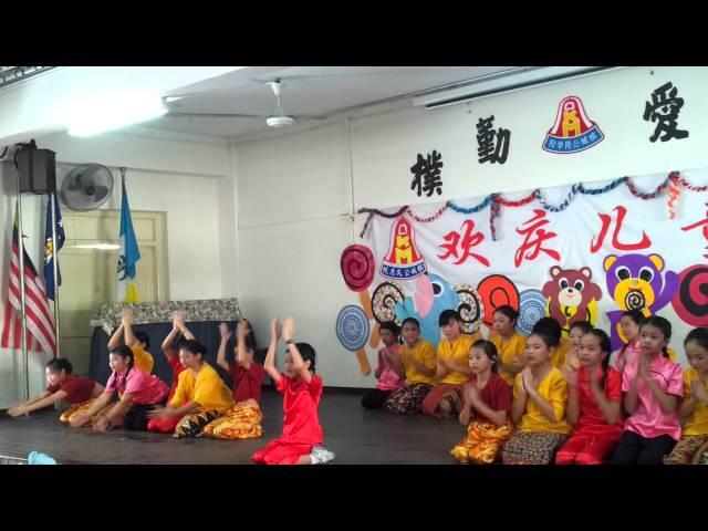 20121012_091850.mp4 儿童节上台表演Tong Tong Inai一个马来西亚舞蹈.