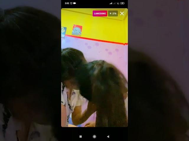 live hot pasangan cewek lesbi ciuman parah...