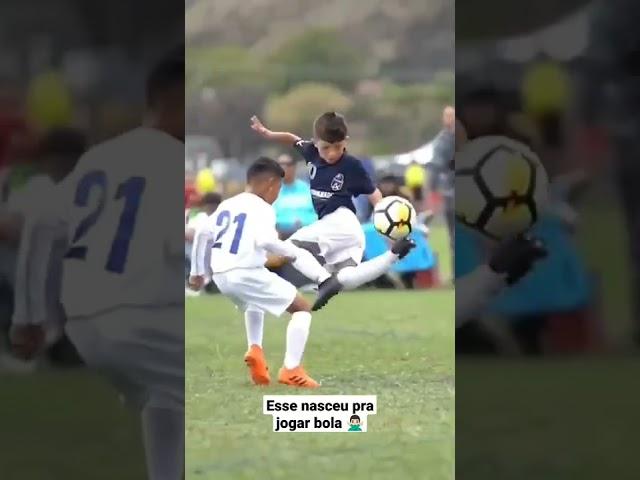 muito treino desde criança ou nasceu pra jogar bola? #shorts #viral #fyp #soccer #futebol #cr7 #jogo