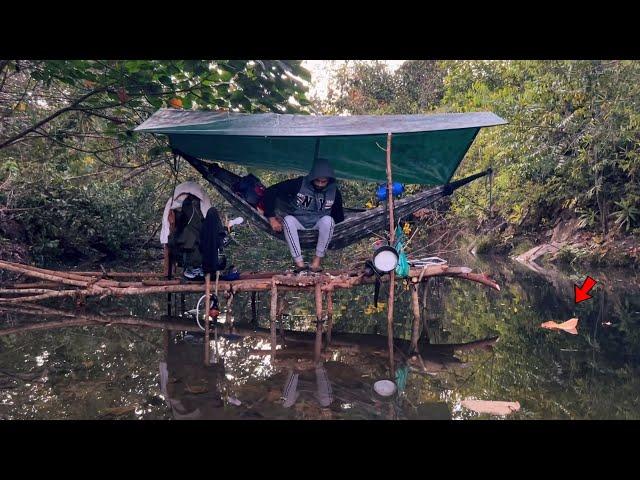 Fiz um ACAMPAMENTO ISOLADO sobre as ÁGUAS teve PEIXE no molho muita atividade ANIMAL e ADRENALINA️