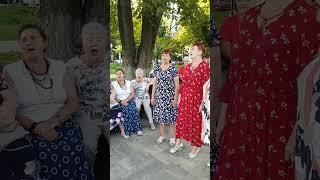 240721 Песня Куда бежишь тропинка милая Жители Орла поют под гармонь парк фонтан город Орёл гармошка