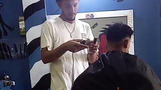 Elvin delcid  está en vivo  en la barberia