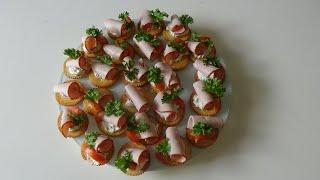 Assortiments de canapés pour l'apéritif réalisés avec des biscuits salés