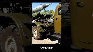 Sowjetischer SIL-157-Lkw zieht die S-75-Fla-Rakete.