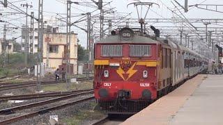 Arrival Of 12169 Pune Solapur Superfast Intercity Express With Honking Acknowledgement At Daund Jn !