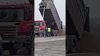 Самосвал выгрузился перед весовым контролем и проехал.