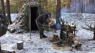 Build a Hut Shelter from snow for survival in the wood