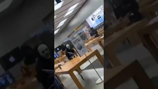 Ограбили Apple Store на 150 000 долларов и разбросали iPhone 15 по городу! Как грабят эппл #shorts