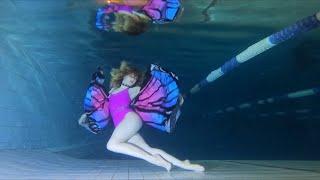 девушка в бассейне под водой / girl in the pool underwater