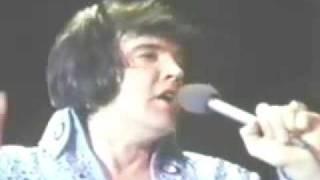 Elvis Presley canta  "Cuan grande es El"  Elvis Presley sings "How Great Thou Art"