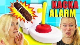 KACKA ALARM Challenge - NINA VS KATHI Wer kann die verstopfte Toilette wieder freimachen?