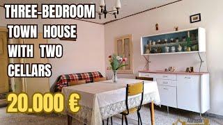 Cosy three-bedroom town house with two cellars. Castiglione Messer Marino, Abruzzo.