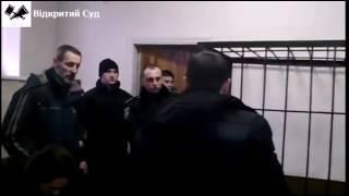 Суддя вдарив учасника справи: фрагмент удару