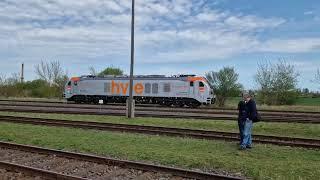 HVLE EuroDual huscht am Festgelände des Bw Staßfurt vorbei