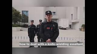 Китайский полицейский показал самый эффективный прием самообороны против ножа.