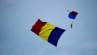 Paratrooper with Romanian flag | Parasutare cu drapelul Romaniei