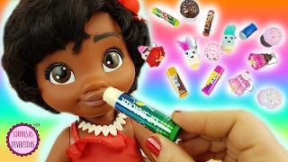 Bebé Moana se pinta los labios con brillos de sabores como juguetes