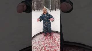 Дочка улыбашка Прыгает на батуте  #дети #baby