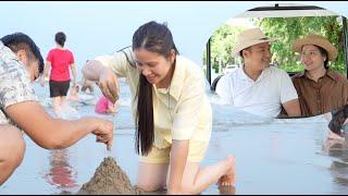 Single mother Tu Yen  The first time go to the beach with Dr Long