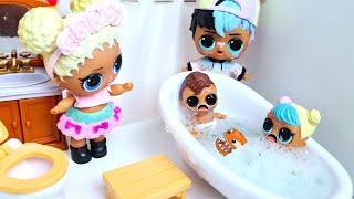 SOMEONE BITES IN THE BATHROOM DOLLS LOL SURPRISE FAMILY WITH KIDS funny CARTOONS Darinelka