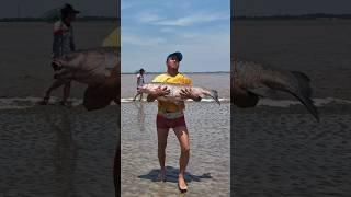 The guy who grabbed the fish at the head of the tide was quick-witted and agile.