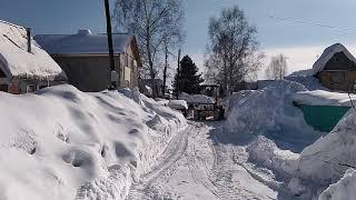 Фронтальный погрузчик ZL-20 в работе.