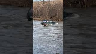 Нива преодолевает р.Зиган (Гумерово) #automobile #offroad #паджеро #4x4 #паджероклуб