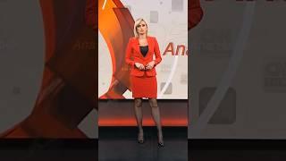 Fulya Kalfa bu siyah çorap ve kırmızı elbisesi ile en seksi benim diyor! (bence de öyle)