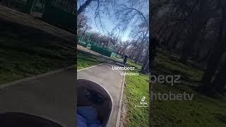 По парку ездят на мотоцикле и пугают людей, опасно - дети вокруг