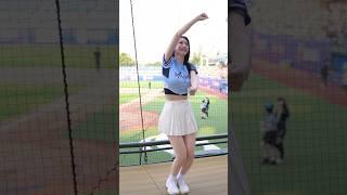 感覺應援巾拿反了，女孩更容易看到的樣子XD，李雅英提醒球迷轉向 #cheerleader #台湾チア #富邦悍將啦啦隊 #李雅英#치어리더