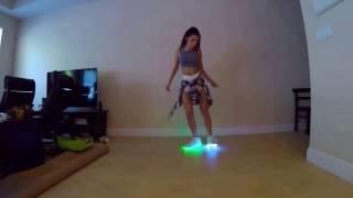 Девушка танцует шафл в светящихся кроссовках - Led Shoes Dancing Shuffle