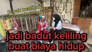 PERJUANGAN BAPAK BADUT KELILING[]BUAT BIAYA KELUARGA[]BUAT CUCU NYA YANG YATIM.#terviral