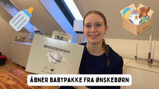 Åbner babypakke fra Ønskebørn