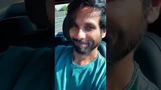 Shahid Kapoor yet again CATCHES wife Mira Kapoor engrossed in her phone  | #shorts #shahidkapoor